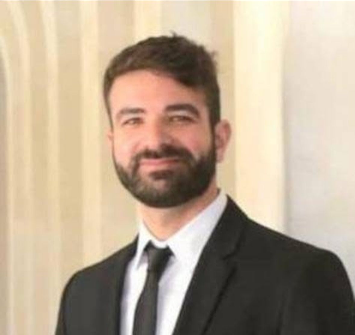 יש טרגדיות שלא מגיעות לכותרות, הרי עם ישראל הוא עם עשיר טרגדיות ואסונות.
לבחור הזה קוראים חיים דנינו והוא נקבר היום בירושלים.
דנינו נולד למשפחה חרדית בירושלים ולמד במוסדות חרדיים. בגיל 24 החליט שהוא רוצה ללמוד משפטים ולמד הכל מההתחלה. במתמטיקה למד חיבור וחיסור ובאנגלית את ה A,B,C