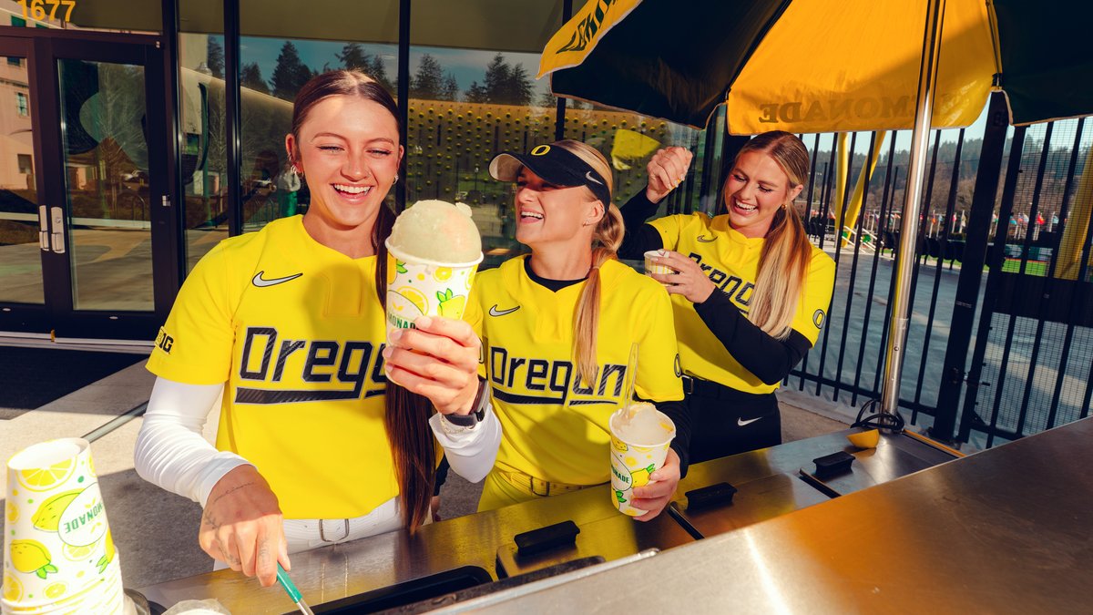 OregonSB's tweet photo. Serving looks. 

New yellow uniform combos. #GoDucks https://t.co/lLwxnzfFML