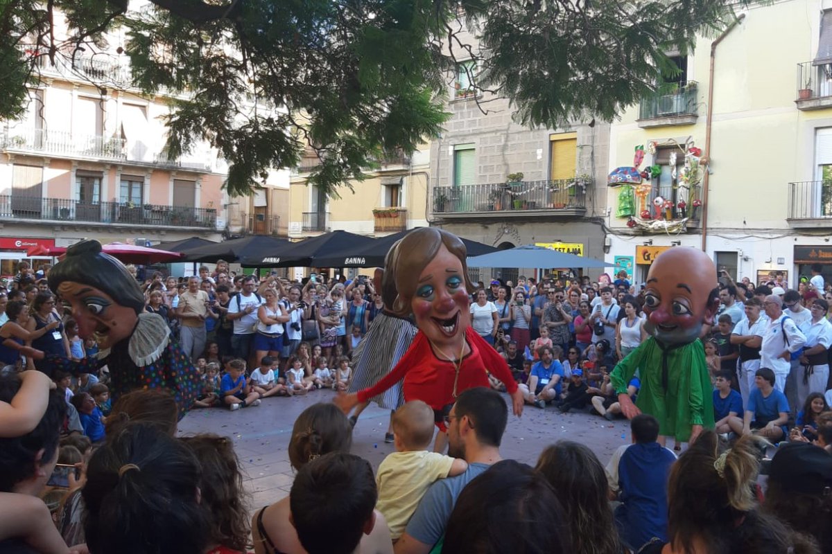 Gegants de Gràcia (@gegantsdegracia) on Twitter photo Avui és #DijousGras, quan comença oficialment la festa més esbojarrada de l’any! Per això aprofitem per recordar la visita del seguici del <a href="/carnavalsolsona/">Carnaval Solsona</a> el passat mes d’agost i per desitjar a tothom que gaudiu d'un bon #Carnaval, i especialment, a tot #Solsona! Bona festa!!!🥳 Avui és #DijousGras, quan comença oficialment la festa més esbojarrada de l’any! Per això aprofitem per recordar la visita del seguici del <a href="/carnavalsolsona/">Carnaval Solsona</a> el passat mes d’agost i per desitjar a tothom que gaudiu d'un bon #Carnaval, i especialment, a tot #Solsona! Bona festa!!!🥳