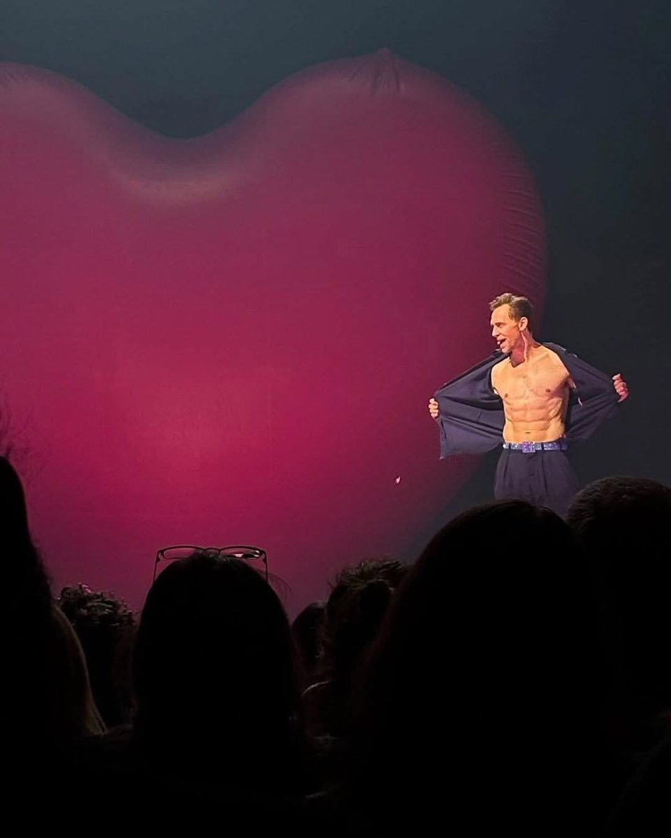 lvrloki's tweet photo. TOM HIDDLESTON OH MY GOD https://t.co/UQi6anbPyi