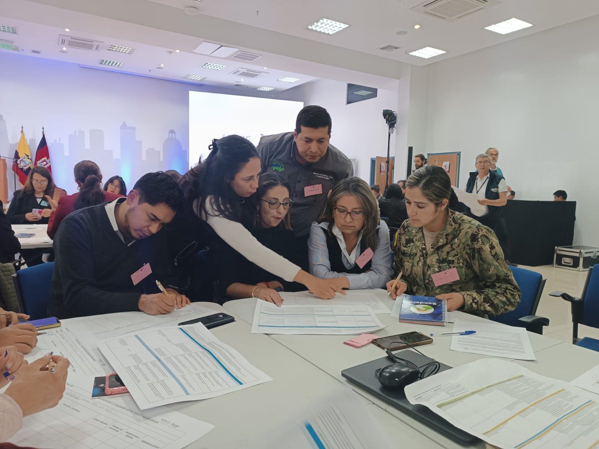 EcuadorMAE's tweet photo. 👉El #MAATE🍃 y el Fondo para la Protección del Agua @fonag💧 llevaron a cabo la Mesa Técnica de #EducaciónAmbiental, un espacio clave dentro del proceso de actualización de la Estrategia Nacional de Educación Ambiental 2025-2030. https://t.co/0ZB5cxVLIB