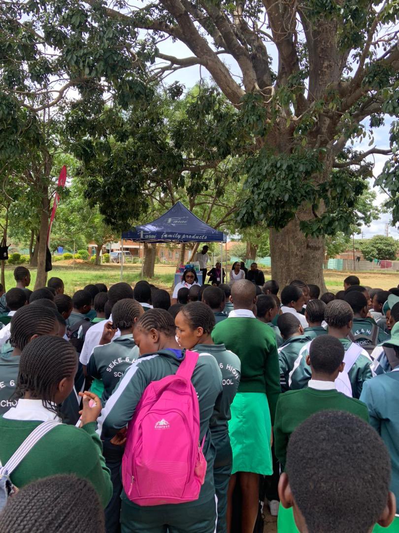 Munondida_F's tweet photo. Accelerating empowerment towards quality adolescent life. Empowering young minds! We visited Seke 6 High School to discuss personal hygiene, stress management &amp; mental health. Distributed pads to 202 girls &amp; donated to the school's pad bank https://t.co/V0oHfnIR6k