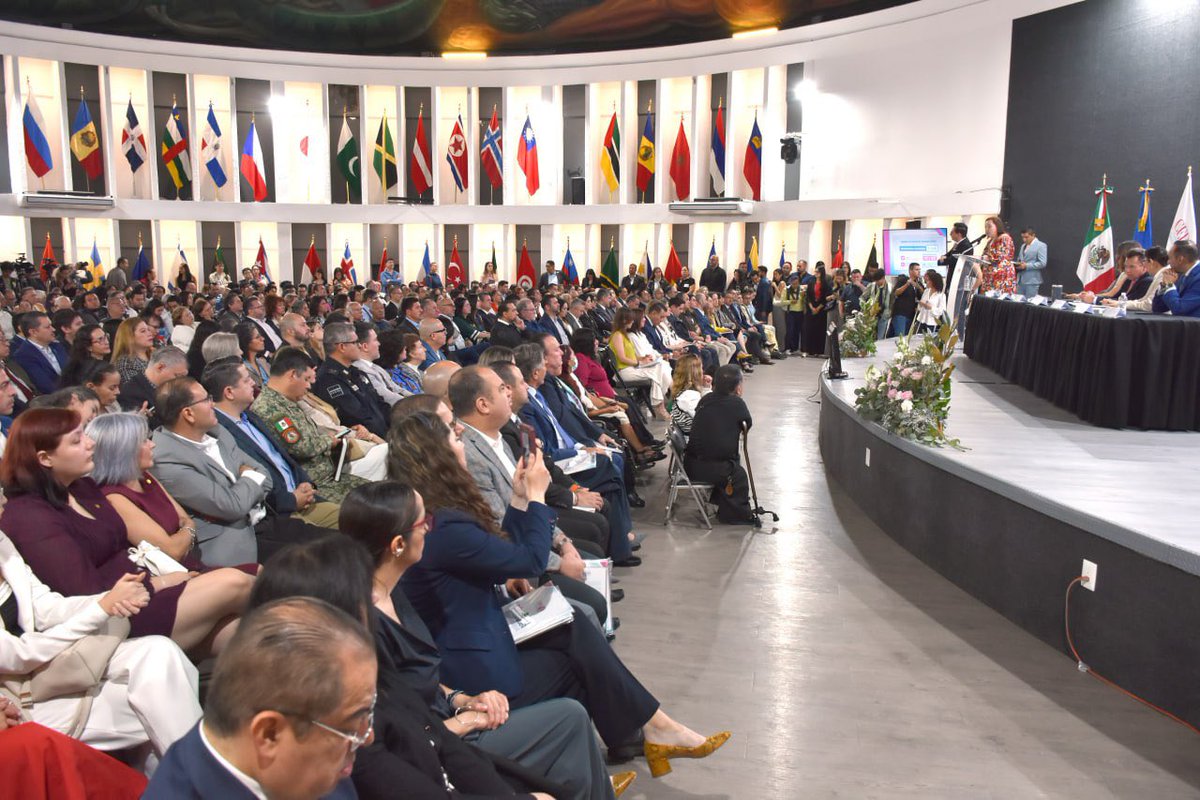 CEDHJ's tweet photo. La CEDHJ presentó su #InformeAnual2024📖🌟
#Colaboramos▶️
#Consolidamos▶️
#Protegemos▶️
🔵 A través de este ejercicio, la CEDHJ dio a conocer las principales acciones y actividades realizadas en defensa, protección, estudio y promoción de los #DerechosHumanos durante 2024
🧵✔️ https://t.co/h5o0UBKiwG