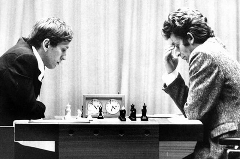 FIDE_chess's tweet image. Remembering a Chess Legend: Boris Spassky (1937–2025)

The chess world mourns the loss of Boris Spassky, the 10th World Champion and one of the greatest players of all time. A true prodigy, Spassky became a Grandmaster at 18 and claimed the World Chess Championship title in 1969.…