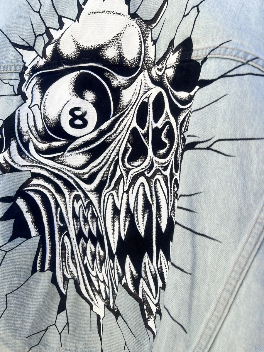 _sampierson's tweet image. CUSTOM HAND PAINTED DENIM JACKET - 1/1 - ACRYLIC AND SHARPIE ON MENS XL DENIM JACKET 

$400 +SHIPPING 

DM FOR INQUIRIES