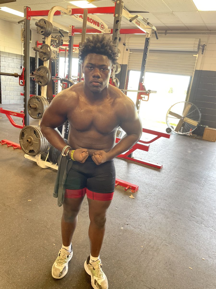 wpg_adam's tweet image. Freshman middle linebacker!!  217lbs💪🏾 #class2028 #linebacker #hungry #sipmade