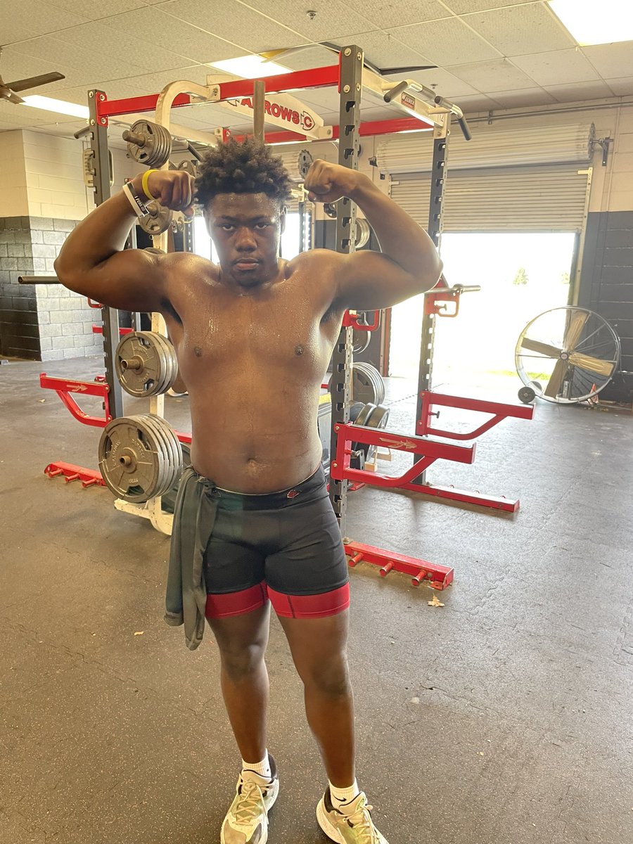 wpg_adam's tweet image. Freshman middle linebacker!!  217lbs💪🏾 #class2028 #linebacker #hungry #sipmade