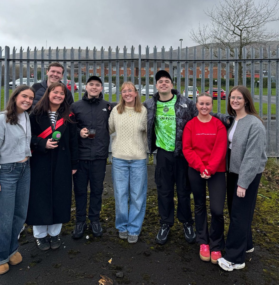 Cuid dár mic léinn ag crochadh thart le <a href="/KNEECAPCEOL/">KNEECAP</a> in Glór na Móna agus iad ag glacadh páirte sa Mheitheal Mheantóireachta le <a href="/FisanPhobail/">Fís an Phobail</a>: Eibhlín Nic Cormaic, Johnny McCann, Storm Eaton-Kilgallen, Liadán Nic Cormaic, Anna Nic Gafraidh agus Rhíannon Nic Fealóin 🤩
