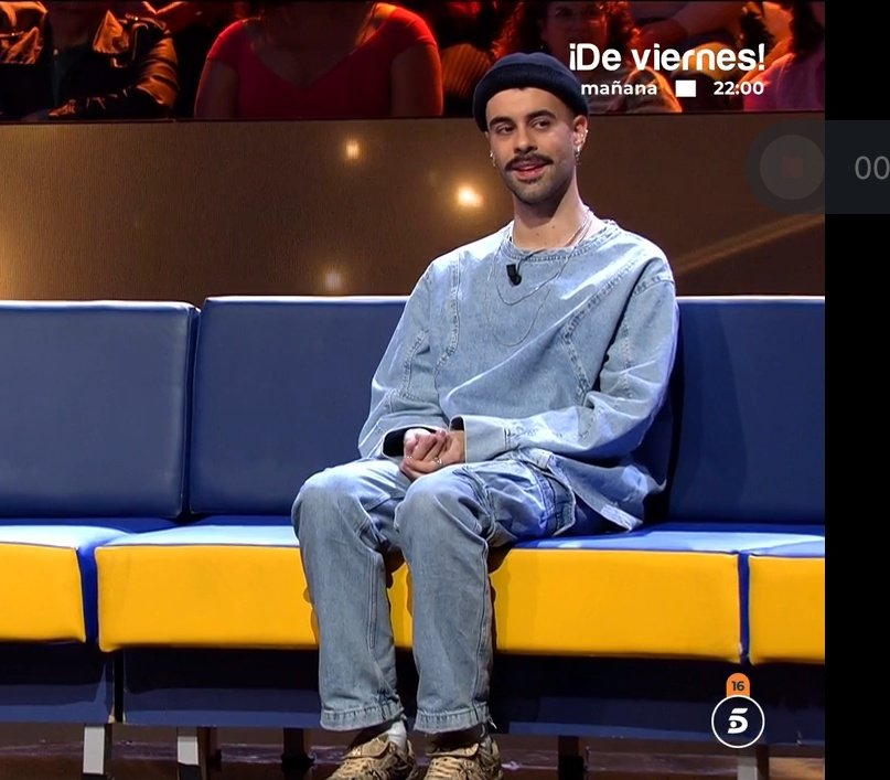 viralenspain's tweet photo. Mediaset recoge a un indigente y lo cuela en plató. El susodicho, que aparcaba coches delante de la productora, dice ser director de cine y que participó en un reality. ¿Su caché? Un par de litronas. 

#GHSEMIFINAL #GH27F https://t.co/8rExNQ1y7P