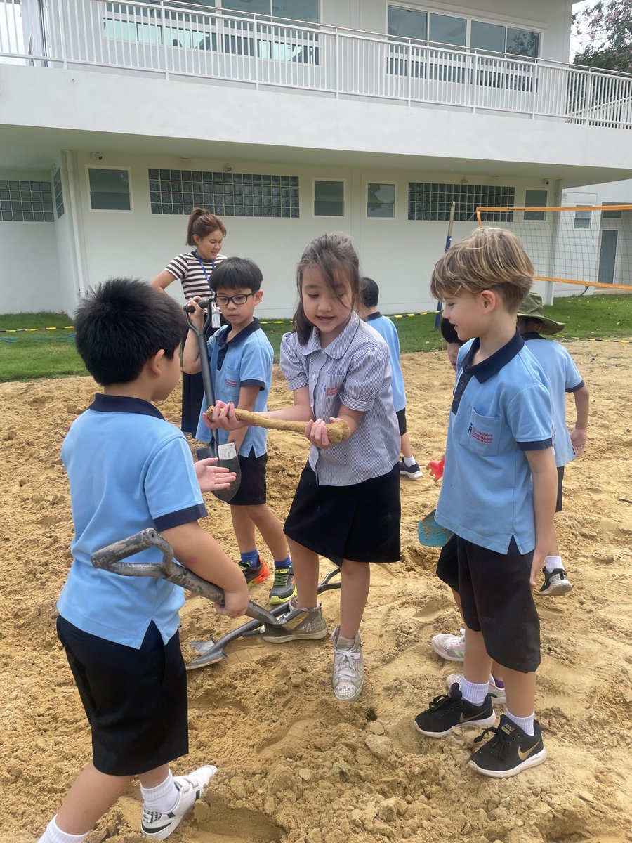 sassamakee's tweet image. This week, Year 2 took a deep dive into the world of dinosaurs! 🦖👨‍🔬👩‍🔬 We kicked things off by learning a catchy dino song and started to unravel the mystery of fossils! 🌍 We explored what fossils are and who studies them – paleontologists! 🔎#DinosaurWeek #Year2Learning