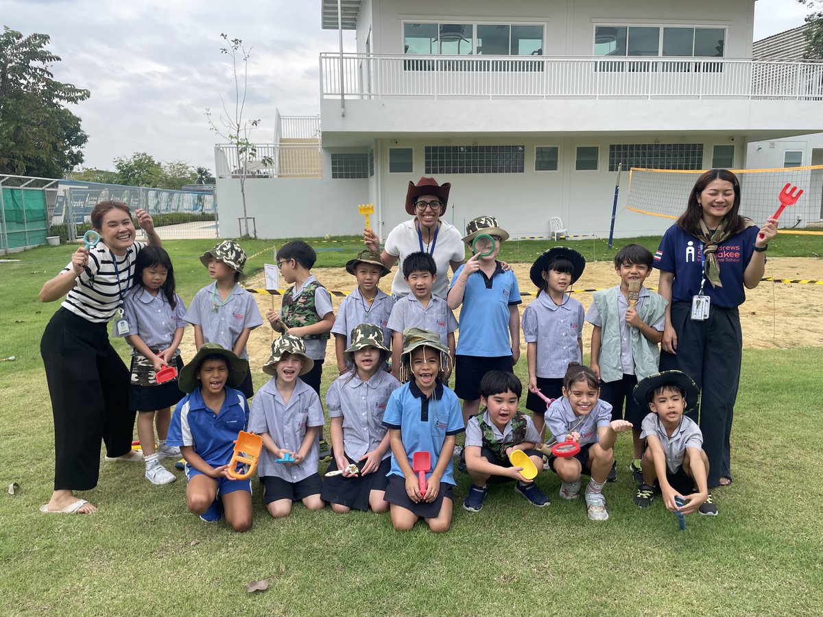 sassamakee's tweet image. This week, Year 2 took a deep dive into the world of dinosaurs! 🦖👨‍🔬👩‍🔬 We kicked things off by learning a catchy dino song and started to unravel the mystery of fossils! 🌍 We explored what fossils are and who studies them – paleontologists! 🔎#DinosaurWeek #Year2Learning