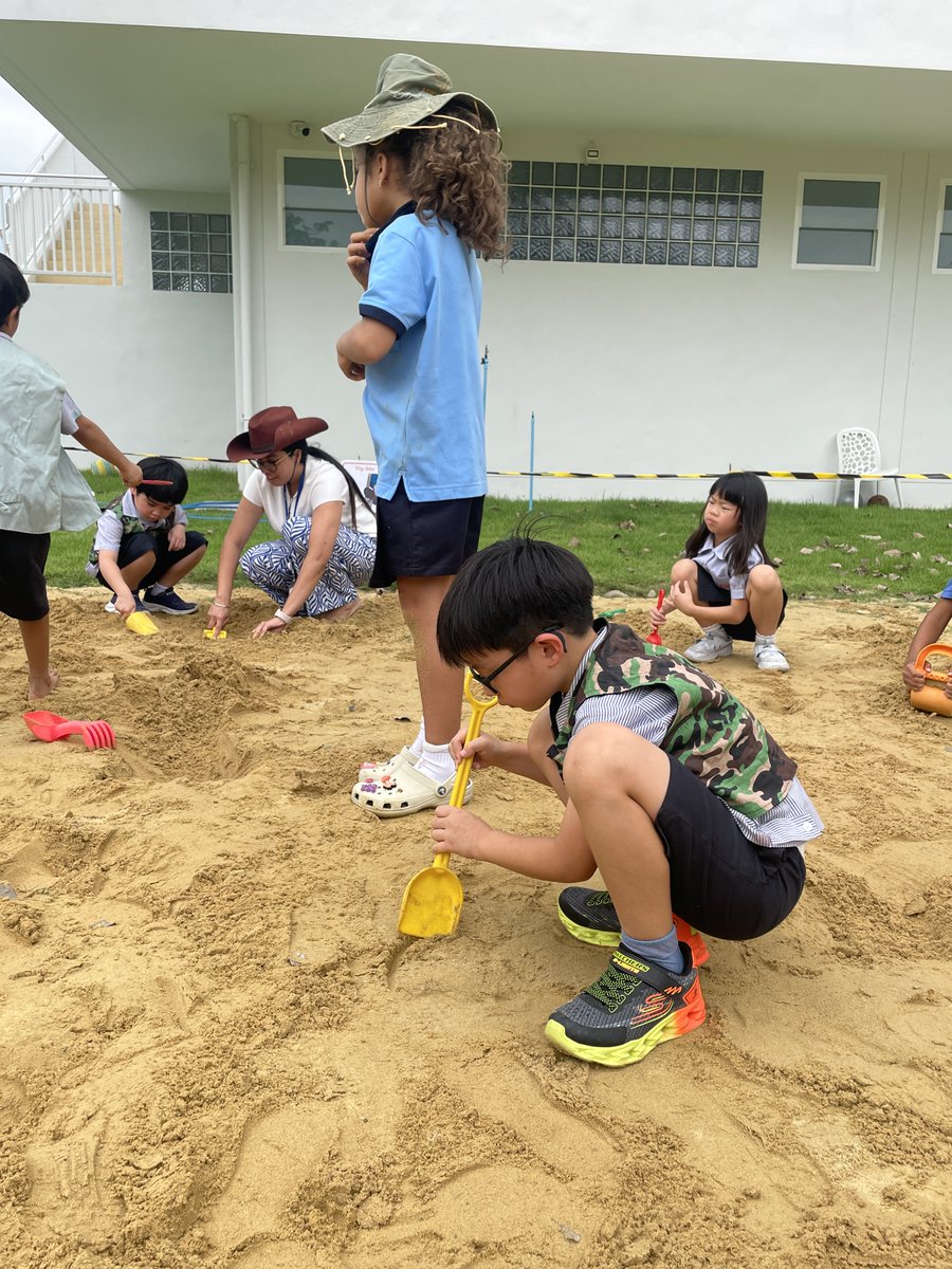sassamakee's tweet image. This week, Year 2 took a deep dive into the world of dinosaurs! 🦖👨‍🔬👩‍🔬 We kicked things off by learning a catchy dino song and started to unravel the mystery of fossils! 🌍 We explored what fossils are and who studies them – paleontologists! 🔎#DinosaurWeek #Year2Learning