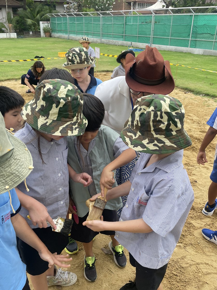 sassamakee's tweet image. This week, Year 2 took a deep dive into the world of dinosaurs! 🦖👨‍🔬👩‍🔬 We kicked things off by learning a catchy dino song and started to unravel the mystery of fossils! 🌍 We explored what fossils are and who studies them – paleontologists! 🔎#DinosaurWeek #Year2Learning