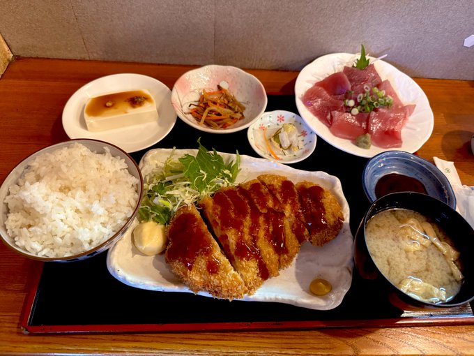 今日のランチはトンカツとマグロ🥰
ご飯食べて午後もバリバリお仕事するよ🥰 