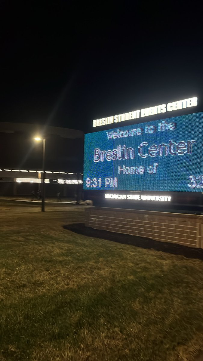 tigerjonsmith's tweet photo. 25 minute walk from #brodycomplex to #southholden for some play? Let this white boy have a night #lank https://t.co/7x4LkeEBbd