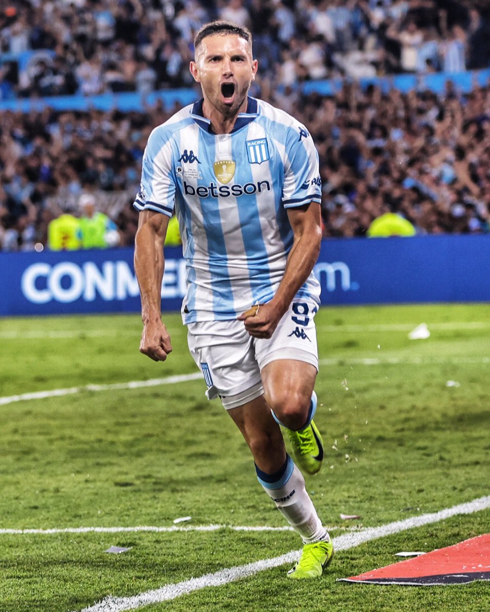 ⚽️Estuvo siete meses preso por error
⚽️Debutó en Defensores Unidos (1ªC)
⚽️Saltó a Atlanta y después a Sol de América-Libertad-Cerro Porteño 🇵🇾
⚽️Pasó por Coritiba 🇧🇷
⚽️La rompió en Instituto
⚽️Lo fichó Racing 🔵⚪️
⚽️Cartón lleno: le facturó a todos los grandes
⚽️Con su gol La