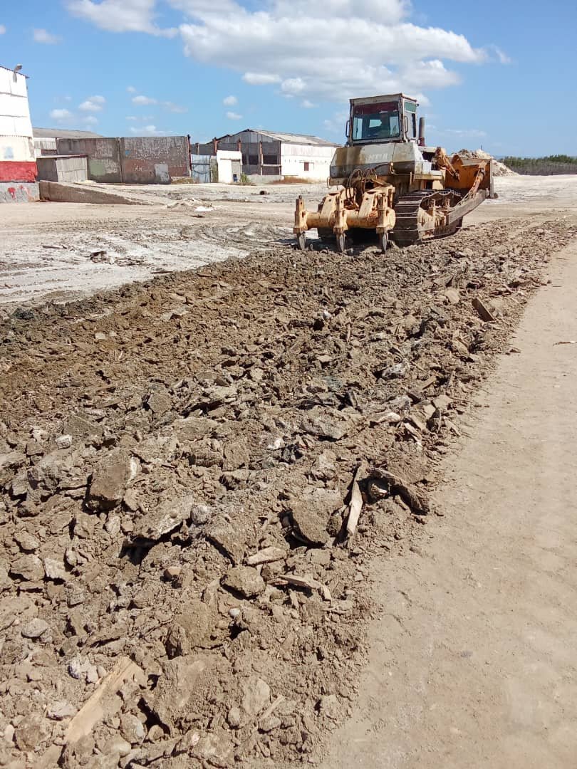 FRPCuba's tweet photo. Ya ha comenzado el movimiento de tierra en la #SalineraGuantánamo de @geominsal  para el montaje de una moderna  planta procesadora que permitirá que toda la sal que se produzca para consumo humano sea secada y clasificada. A pesar del bloqueo, #CubaAvanza! 

@EnergiaMinasCub https://t.co/WwEWdbSLSe