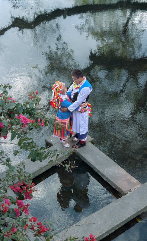 Nestled in the heart of Yunnan's Dali Prefecture, Heshun Ancient Town in Tengchong invites you into a world where centuries of history and culture come alive. Once a vital stop on the ancient Tea Horse Road 🐴🍵 and a key junction of the Southwestern Silk Road 🛤️, Heshun is a living testament to the vicissitudes of local cultures, trade, and traditions.

With its peaceful atmosphere, enhanced by the gentle flow of the river, every stone, every street, and every corner of Heshun whispers tales of a bygone era 🏙️. The town's serene beauty offers a unique journey where the past and present dance together💃, inviting visitors to explore its rich cultural heritage and stunning natural landscapes 🌳.

Come and experience the soul of Heshun, where history is not just remembered but woven into the very fabric of life 🧵.
#CulturalHeritage #HeshunAncientTown #YunnanAdventures
@goyunnanchina  @YunnanConnect  @YunnanTourism