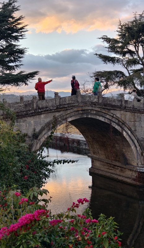 Nestled in the heart of Yunnan's Dali Prefecture, Heshun Ancient Town in Tengchong invites you into a world where centuries of history and culture come alive. Once a vital stop on the ancient Tea Horse Road 🐴🍵 and a key junction of the Southwestern Silk Road 🛤️, Heshun is a living testament to the vicissitudes of local cultures, trade, and traditions.

With its peaceful atmosphere, enhanced by the gentle flow of the river, every stone, every street, and every corner of Heshun whispers tales of a bygone era 🏙️. The town's serene beauty offers a unique journey where the past and present dance together💃, inviting visitors to explore its rich cultural heritage and stunning natural landscapes 🌳.

Come and experience the soul of Heshun, where history is not just remembered but woven into the very fabric of life 🧵.
#CulturalHeritage #HeshunAncientTown #YunnanAdventures
@goyunnanchina  @YunnanConnect  @YunnanTourism