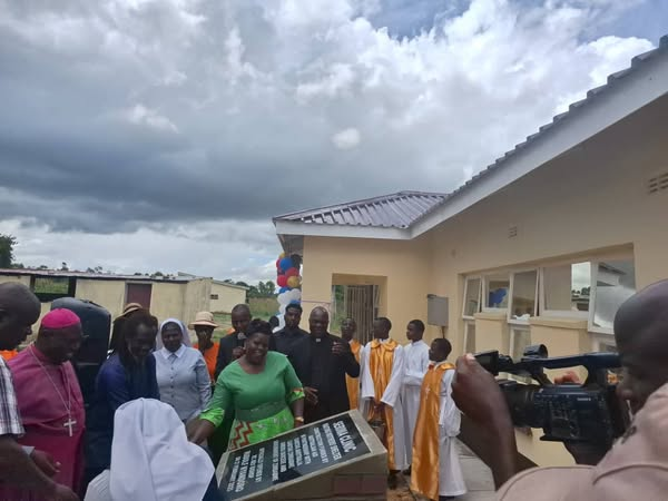 VulindlelaNdab2's tweet photo. The church is making a meaningful impact by partnering with the govt to improve livelihoods in our communities! The people of Serima in #Gutu are the latest beneficiaries, thanks to the Roman Catholic Church's establishment of a waiting mothers’ shelter at a local health facility https://t.co/8PTvPwwsZr