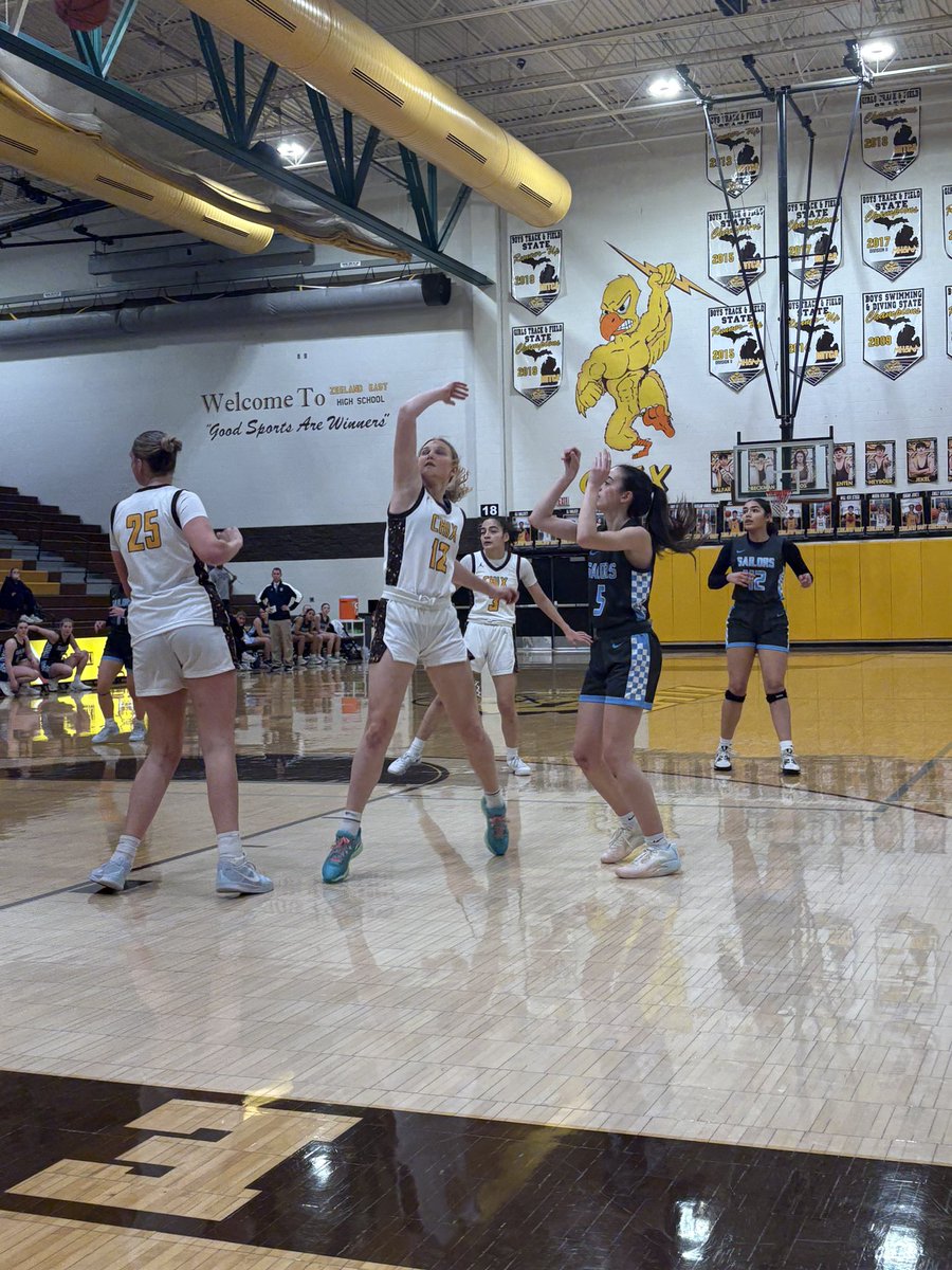 chixsports's tweet photo. The girls' basketball team is heading into districts on a high note following a 56-30 home victory over a tough Mona Shores team.  They finish the regular season 14-8! 
Next up: District semifinals vs Zeeland West next Wednesday at Holland High School (7:00)
GO 🟤🟡!! https://t.co/BVs6LHOutQ