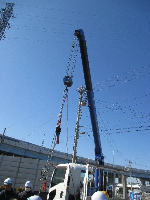 【今日もポリテク徳島】
現在募集中の「溶接加工科」の「玉掛け技能講習」の様子です。
「玉掛け」とは、クレーンのフックに荷物を安全に掛けたり外したりする作業のことで、訓練中に資格が取得できます。
興味のある方は是非受講をご検討ください！