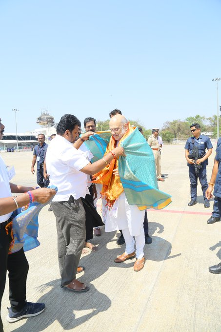 பாரதிய ஜனதா கட்சி கோவை மாநகர் மாவட்ட அலுவலகத்தை திறந்து வைப்பதற்கு 25ம் தேதி வருகை தந்த தேசிய உள்துறைஅமைச்சர் திரு அமித்ஷா<a href="/AmitShah/">Amit Shah</a> அவர்களை வரவேற்று அனைத்து நிகழ்ச்சிகளும் சிறப்பாகமுடித்து 27 ஆம் தேதி வழிஅனுப்பி  வைத்தோம்.

<a href="/narendramodi/">Narendra Modi</a> @Murugan_MoS <a href="/annamalai_k/">K.Annamalai</a> <a href="/AmitShahOffice/">Office of Amit Shah</a>