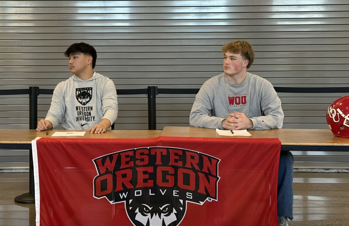 WS_TITAN_FB's tweet photo. It was great celebrating these two future @WOU_FB athletes! We’re excited for the future! @IanHerber28 @carsonboen #tffamily #GoWolves 🔴⚫️ https://t.co/Ne99cyDB4q
