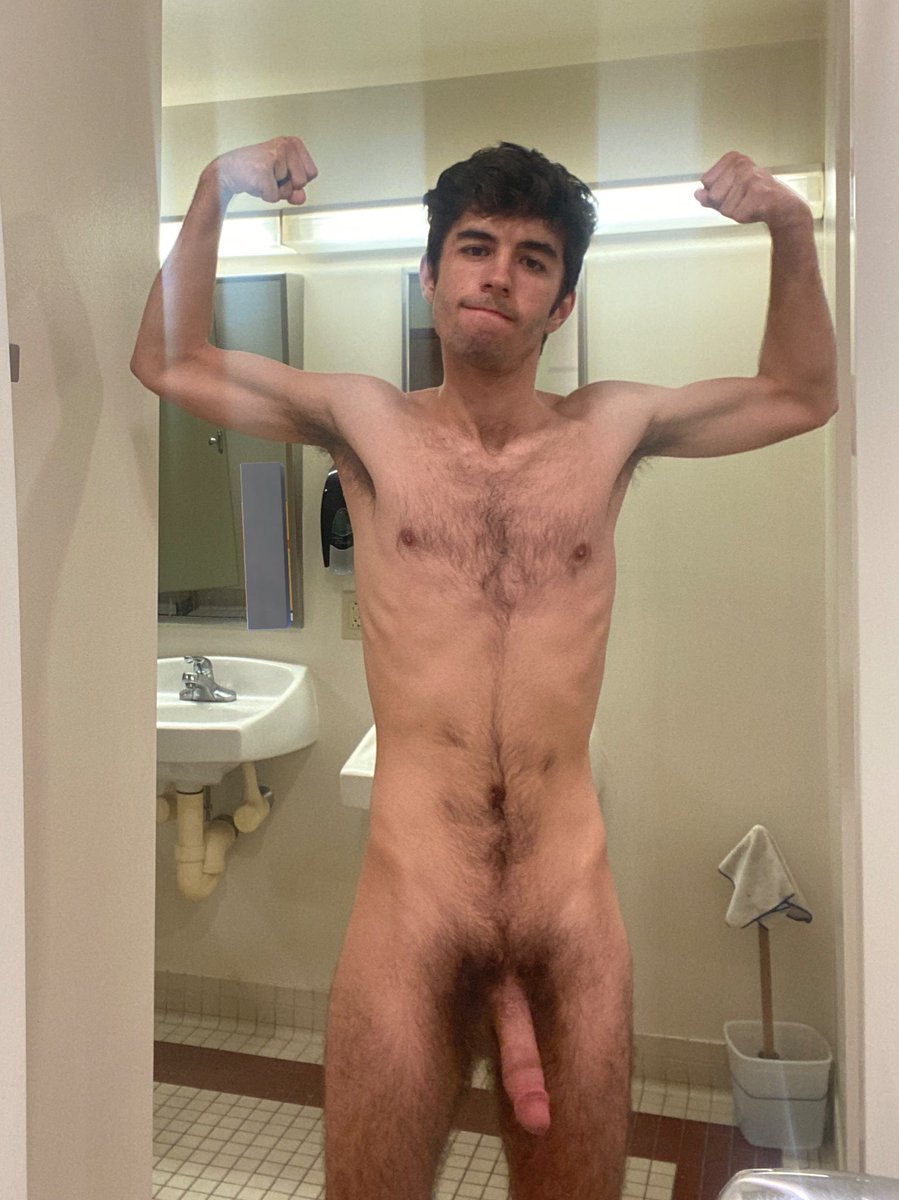 lloydgreyof's tweet photo. Tryna flex despite being skinny AF 😅 but hey, at least I got a big dick! https://t.co/aRX1nPymO0