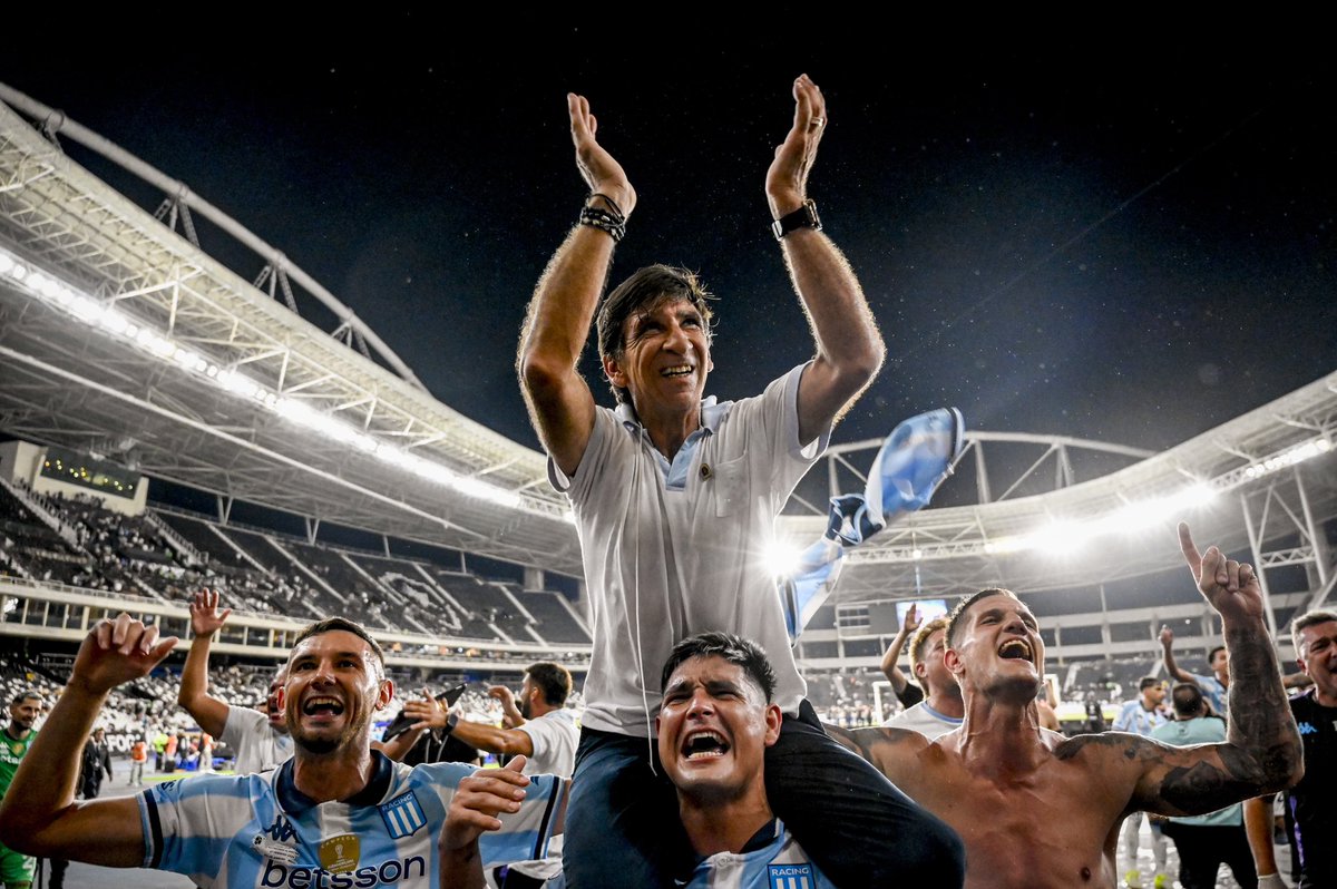Maxi Salas lo lleva en alzas. Gustavo Costas lo pidió y lo convirtió en referente de #Racing. A su lado está Maravilla Martínez, a quien también solicitó y llegó a números de otra dimensión bajo sus órdenes. Y Bruno Zuculini, que juega como todos los hinchas lo haríamos.

Fotón.