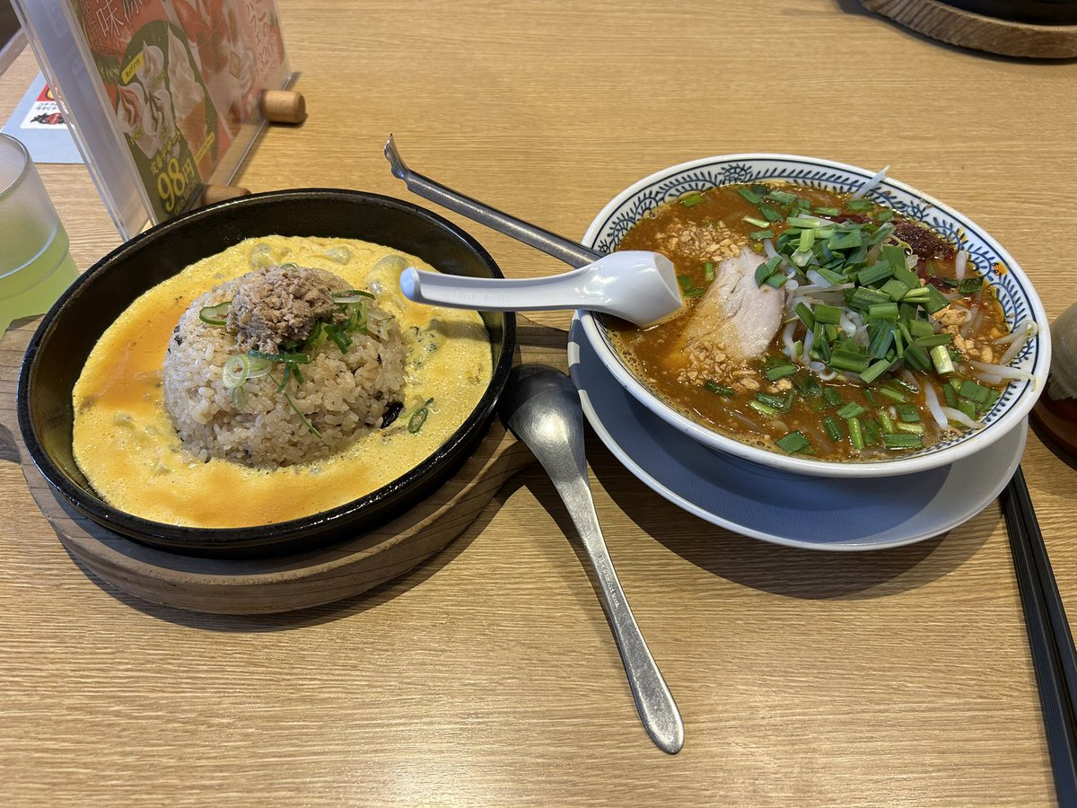 samurai0205hide's tweet photo. 丸源ラーメン行ってきました。まるとくセットを注文！炒飯大盛り無料で味噌ラーメン。ほんとまるとくで大満足。

#ラーメン #丸源ラーメン #チャーハン #大盛り #味噌ラーメン https://t.co/aLYUWNa1wv