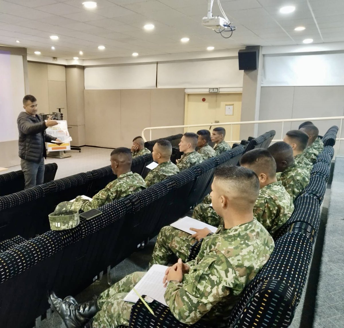 ejercito_COPER's tweet image. 📌 #DISAN | Capacitamos a nuestros soldados en prevención de suicidio y primeros auxilios psicológicos. 💡 También compartimos herramientas clave para el bienestar mental y operativo. 

En nuestra fuerza, sabemos que cuidar la mente es prevenir el problema antes de que ocurra.