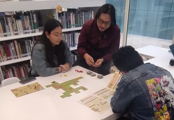 BibloRedBogota's tweet photo. ¿Quieres aprender sobre los mejores juegos de mesa? 🎲♟️  Asiste los jueves a la Biblioteca Pública del Deporte 📖, ubicada en el Centro Felicidad Chapinero. https://t.co/cmiWBZ7k7x