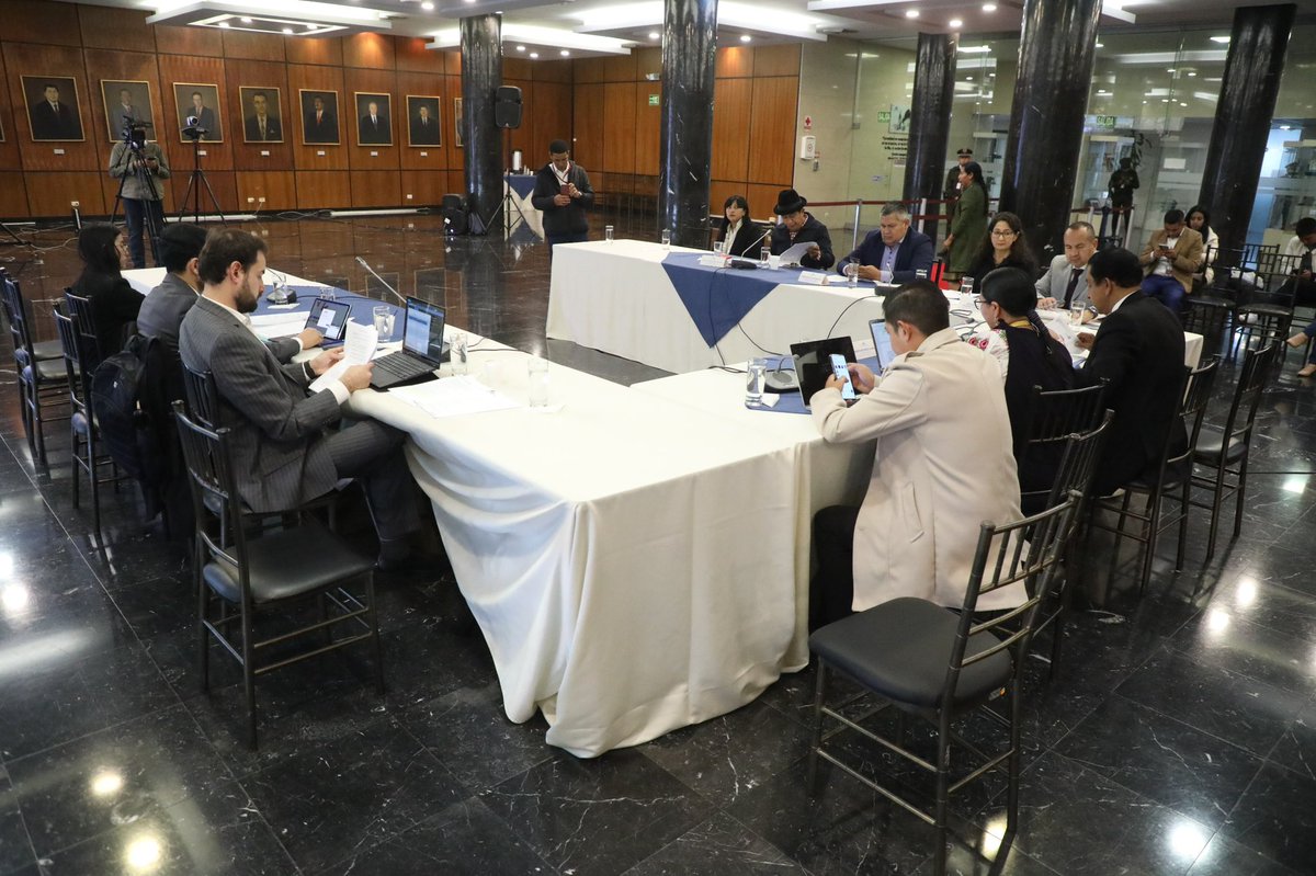 <a href="/Ecuadorencifras/">INEC</a> <a href="/MargaritaAroti1/">Margarita Arotingo</a> @InclusionEc <a href="/t_hambre/">G.T.P Ecuador Sin Hambre.</a> <a href="/LucioGutierrez3/">Lucio Gutiérrez</a> <a href="/CompsCordova/">Comps Córdova Díaz</a> <a href="/ArturoUgshaT/">Arturo Ugsha</a> Sin puntos pendientes en el orden del día, <a href="/t_hambre/">G.T.P Ecuador Sin Hambre.</a> clausura la sesión.

#JuntosLegislamos