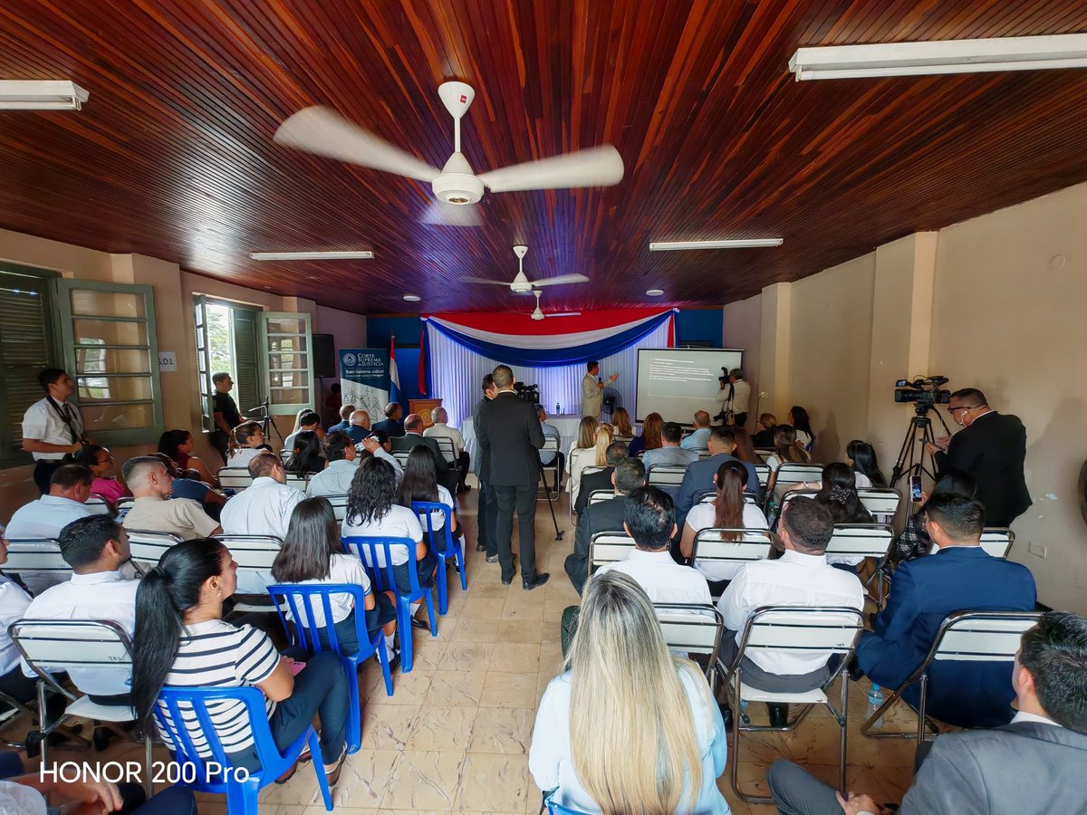 Dialogamos con colegas magistrados/as y abogados/as de Paraguari sobre la Sana Crítica en la valoración probatoria  en el salón auditorio del Cuerpo de Bomberos Voluntarios de Carapeguá.  Finalmente habilitamos el expediente electrónico en los juzgados del lugar.