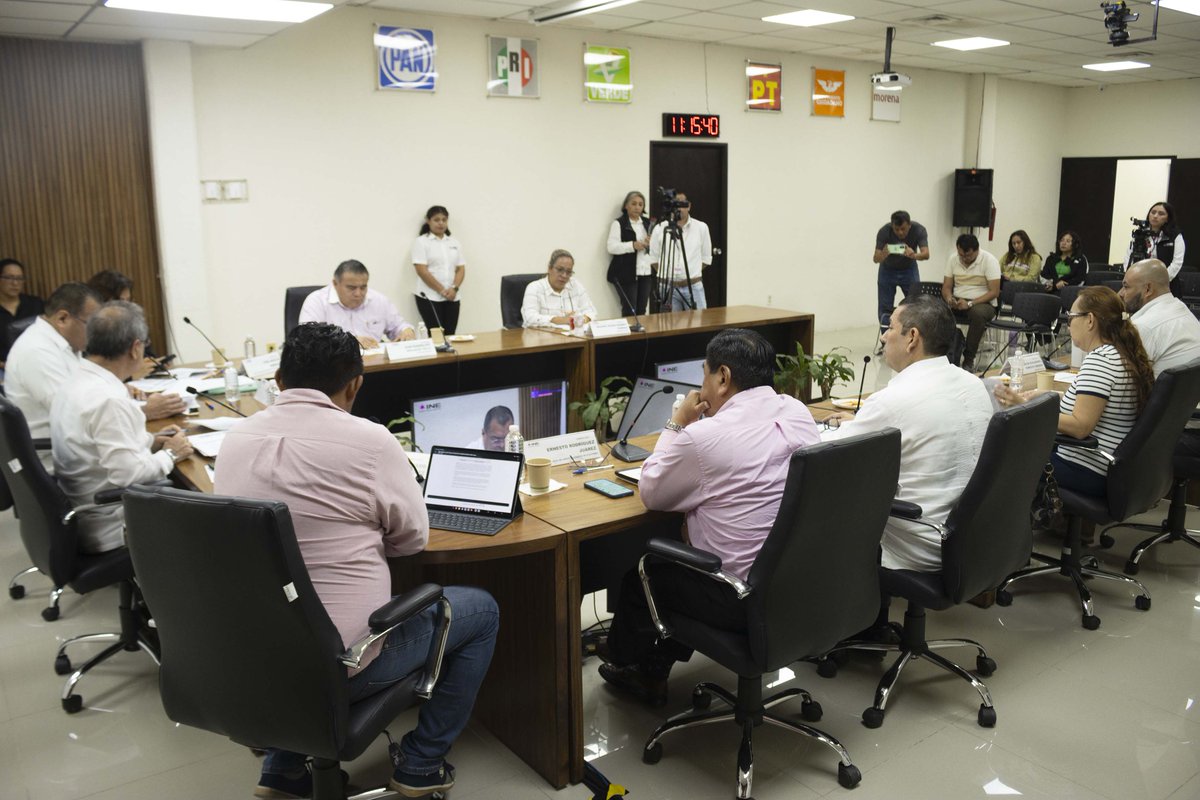 Dirigió la 3ra Sesión del Consejo Local del INE Campeche el Consejero Presidente, <a href="/FernandoBalmes/">Fernando Balmes Perez</a> donde externó su reconocimiento a la ciudadanía por recibir copiosamente su Carta-Notificación para ser Funcionario de Mesa Directiva de Casilla Seccional del PEEPJF.