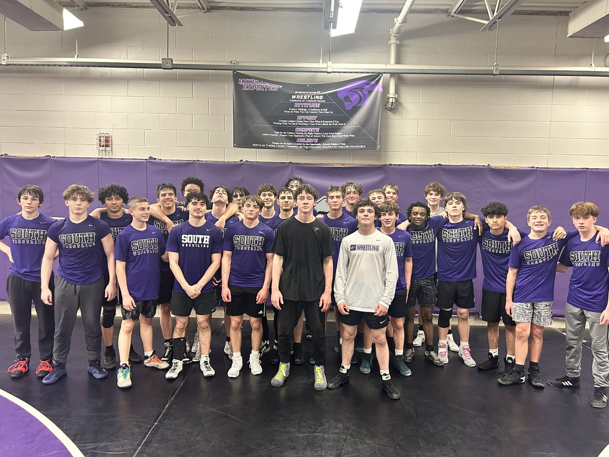 We break out on South and Family everyday. This is our South Wrestling family. This team has come together and is there every step of the way for each other. Big weekend for our State Qualifiers and big things happening here at Park Hill South! 

#ExcellenceExpected | #GRIT