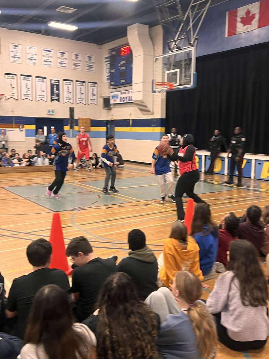 MrsLMariani's tweet image. Today was a SLAM DUNK 🏀 @FrankRyanOCSB Thanks to the OPS Hoopstars for coming to visit! @OttCatholicSB @OttawaPolice #opendoors #BeCommunity