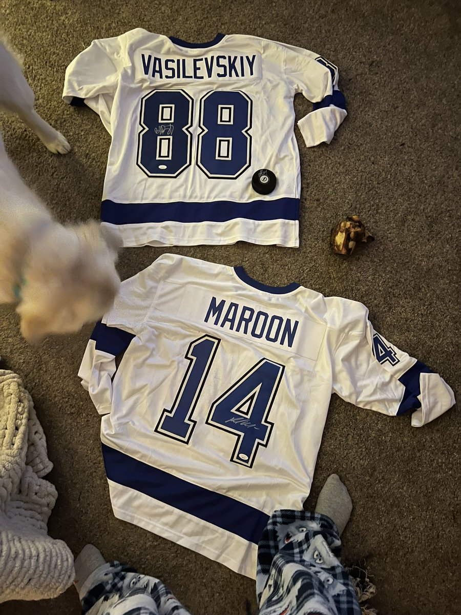 pointybolts's tweet photo. someone in my very small town in connecticut was selling bolts signed stuff but they happened to know of me&amp;my story and they gave my mom these items for free 🥹🥹 there is still good people in this world https://t.co/WQkXlajaVF