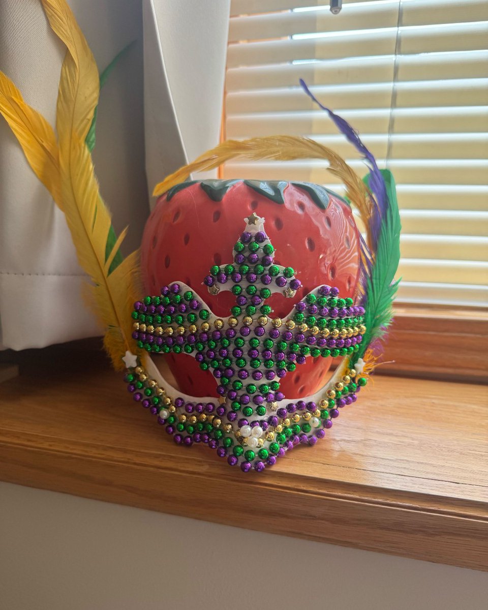 Fearey got into the Mardi Gras spirit for this month’s team activity! 🎭💜💛💚 We created our own masks, learned about its rich history, and even got supplies to bake our own king cakes—baby included! 👑🎂 Laissez les bons temps rouler!