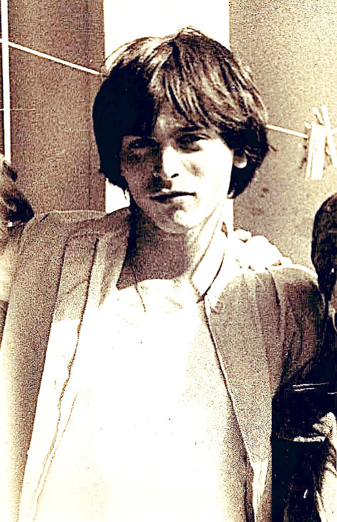 ROBERTO 

La sera del 28 febbraio del 1978, in piazza Don Bosco, a Roma, viene ucciso Roberto Scialabba, 23 anni, comunista. 

L’omicidio - rivendicato dai NAR - fu eseguito dai fratelli Fioravanti. 

Non dimentichiamo.

🌹

#RobertoScialabba