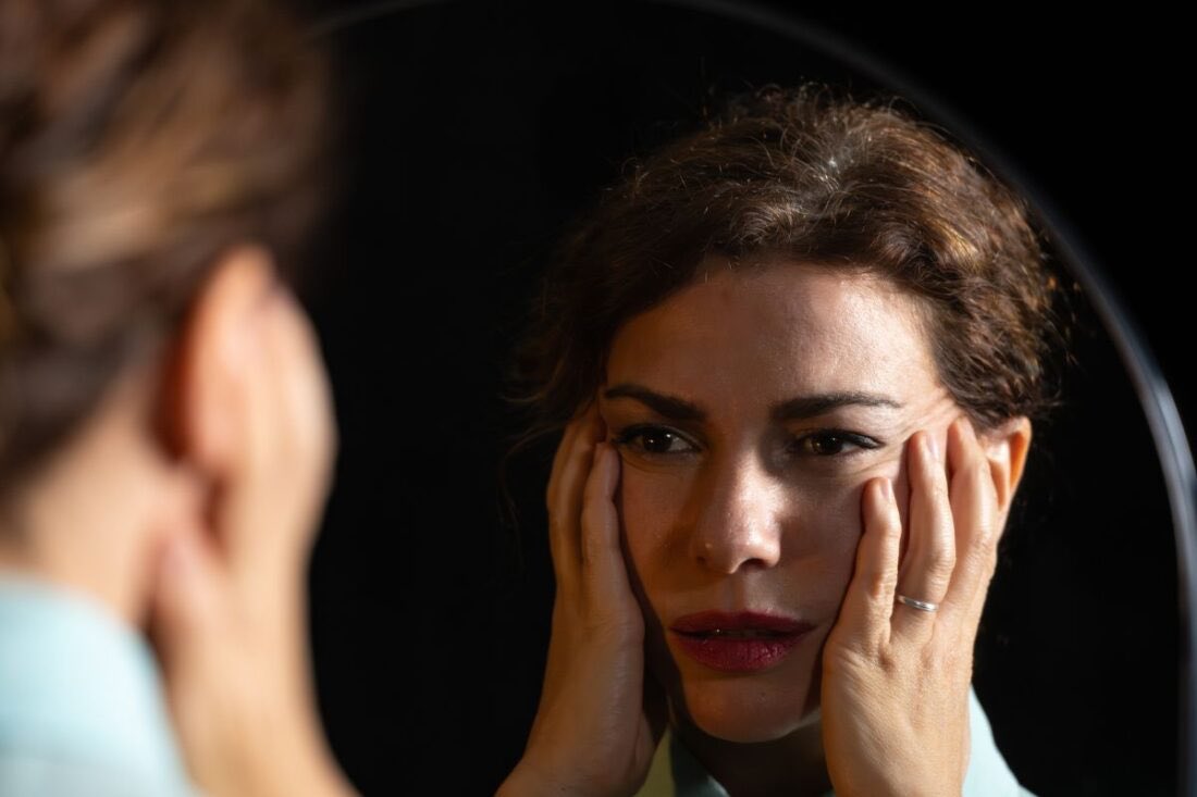 hijos ya independientes,casada desde hace 20 años con 1 marido infiel q ya no la desea,harta de aparentar felicidad,y q se enfrenta a la dura decisión de acabar con la opresión a la q está sometida… Casi 60 años después,la obra sigue siendo tremendamente actual.
COQUETA 👇