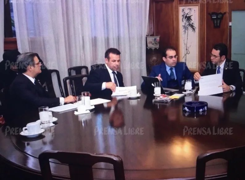 jczamora's tweet photo. Esto me dijo un amigo de la @DEAHQ: “si camina como pato, grazna como pato y nada como pato entonces es...pato”

#JimmyMorales negó conocer a Federico Machado, pero:
• Se reunieron en al menos dos ocasiones ✅
• Le prestó un jet ✅
• Le prestó avioneta a su hermano ✅
• Su piloto presidencial fue detenido y procesado por encubrimiento real, por sustraer un teléfono satelital de una avioneta con droga y armas ✅
• Se reunieron en Casa Presidencial ✅

Puedes encontrar artículos sobre todos estos temas y más en @elArchivo_media: https://t.co/zuPdMUwJY3

Foto: @prensa_libre