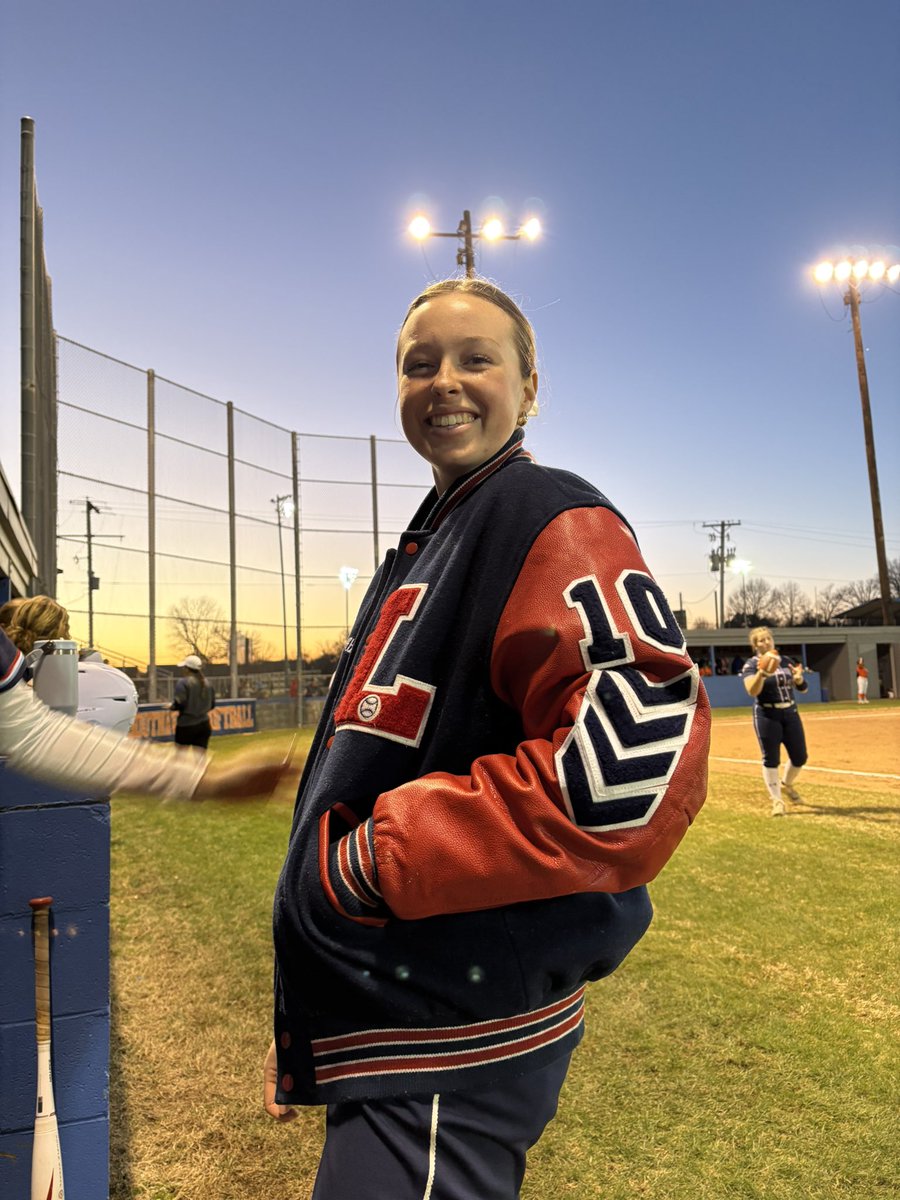 TheBurgSB's tweet photo. Senior Emma Abrams back on the keys for in game updates tonight! https://t.co/SZH5yK49NY
