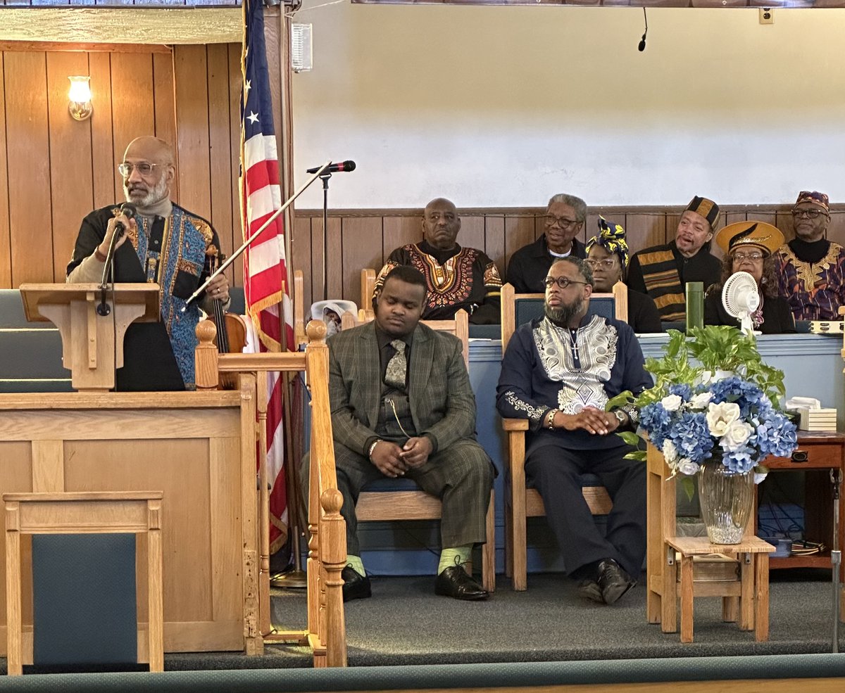 aaacgcle's tweet photo. Executive Dir. Obie Shelton at Second Mt Carmel Baptist Church.

You can request a visit from Mr. Shelton to your church by going to https://t.co/v4WI5OmLLL

#aaacgcle #africanamerican #blackamerican #blackgardeners #blackhistory #botany #cle #cleveland #culture #culturalgardens https://t.co/UZu44mYHEZ