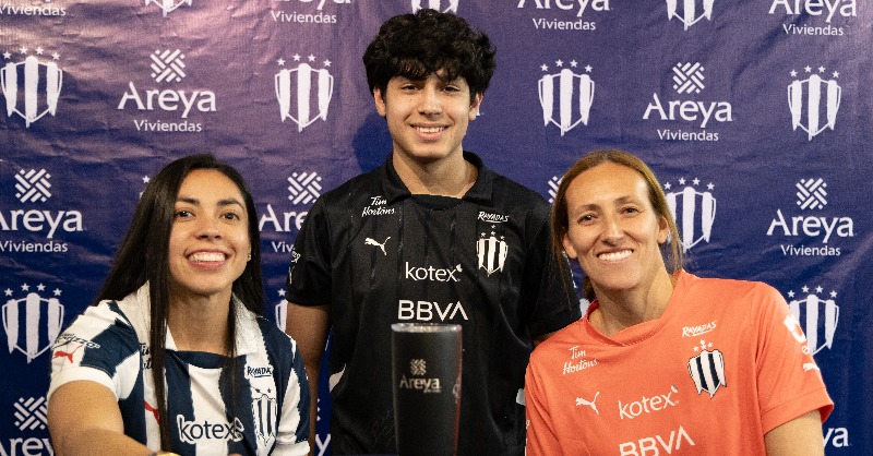 Rayadas's tweet photo. ¡Gracias, #Areya, por realizar una firma de autógrafos con @AnaluMartinz20 y @PamTajonar con Aficionados de las bicampeonas! 🤩✍🏼
¡La pasamos increíble! 💙 ¡Las postales de hoy! ⬇️
