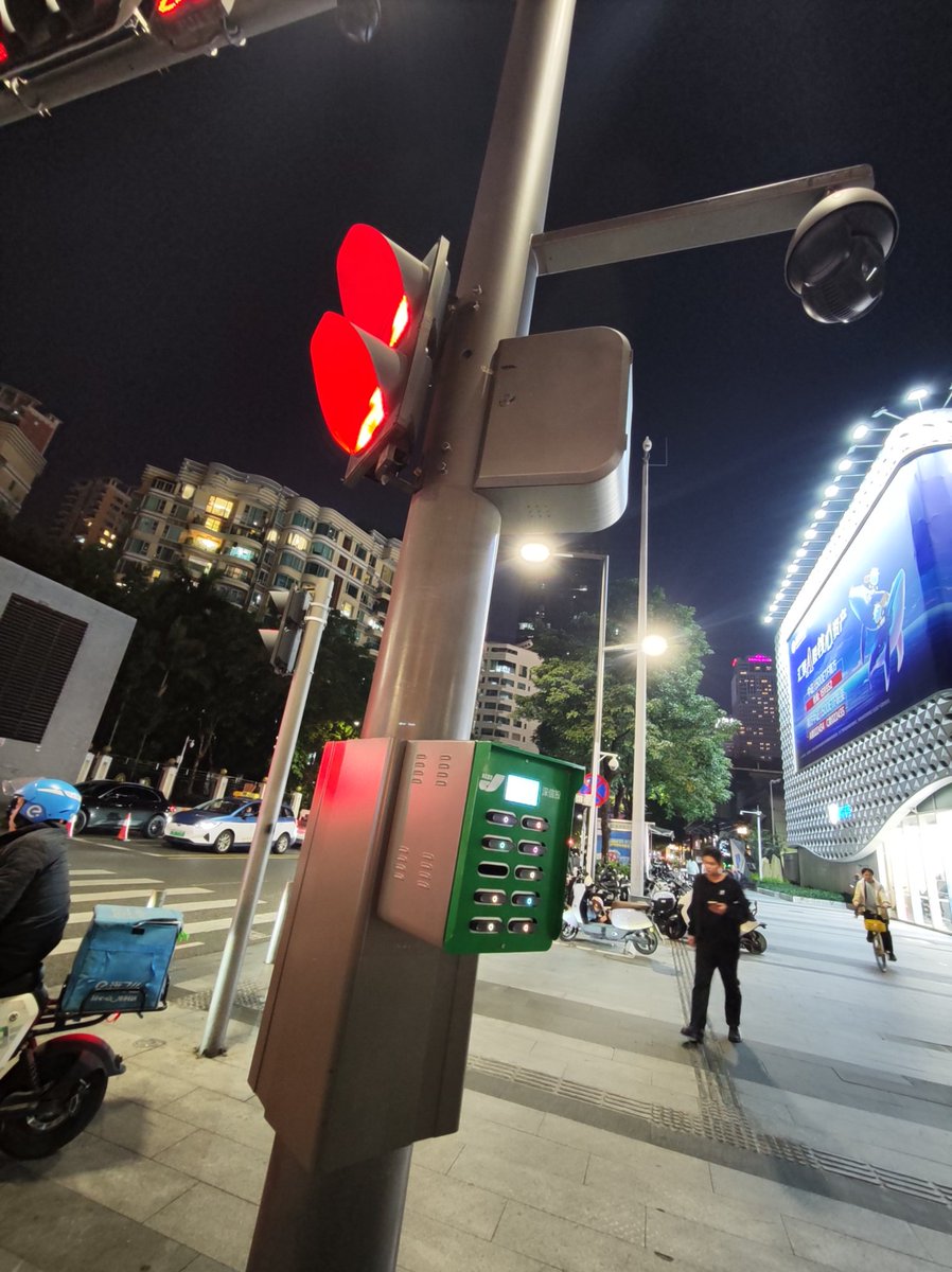 Power bank dispenser attached to a traffic light post in Futian district, Shenzhen City. 

#shenzhen #chinatech #powerbank #dispenser #utilities #chinesecities