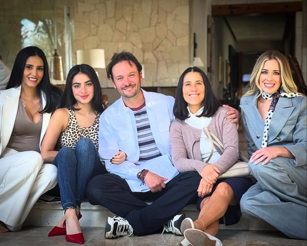 LatNove's tweet photo. MÉXICO

El director #RodrigoCachero junto a #BárbaraIslas, #ValentinaBuzzurro, #MontserratMarañón y #CarmenAub en las grabaciones de #RegaloDeAmor https://t.co/W5dXMjfkTj