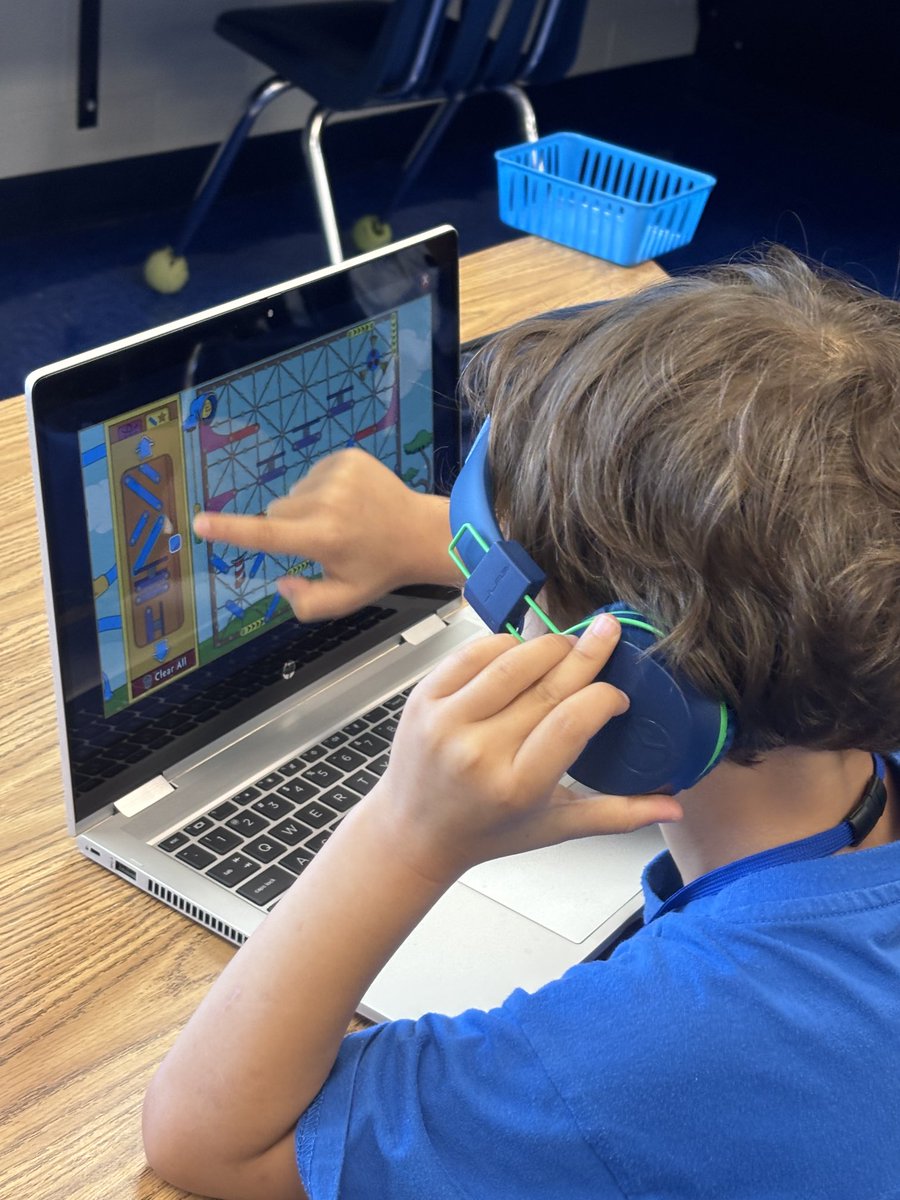 TBE_Tech's tweet image. #STEAM learning N my GrK #technologyclass @TommieBarfield @collierschools w/ #DrSeuss story & #TheCatintheHat Knows a Lot About That @PBSKIDS S🧪T💻E⚙️ A🎨 M🧮 ! ❤️ 🧠 #ReadAcrossAmerica