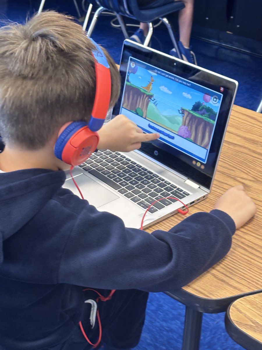 TBE_Tech's tweet image. #STEAM learning N my GrK #technologyclass @TommieBarfield @collierschools w/ #DrSeuss story & #TheCatintheHat Knows a Lot About That @PBSKIDS S🧪T💻E⚙️ A🎨 M🧮 ! ❤️ 🧠 #ReadAcrossAmerica